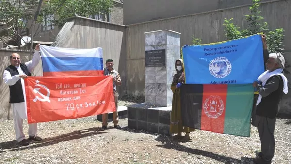 شمع افروزی بر آرامگاه کشته شدگان جنگ پنهانی دوم جهانی شوروی در کابل  