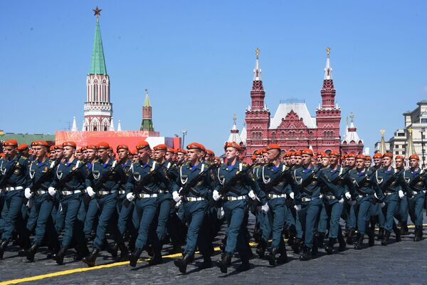 نظامیان ارتش روسیه  در رژه نظامی بزرگداشت از75مین سالگرد پیروزی بر فاشیسم در میدان سرخ مسکو - اسپوتنیک افغانستان  