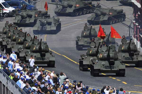 تانک  Т-34-85 در رژه نظامی بزرگداشت از75مین سالگرد پیروزی بر فاشیسم - اسپوتنیک افغانستان  