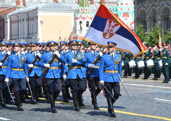نظامیان ارتش صربستان در رژه پیروزی در میدان سرخ مسکو - اسپوتنیک افغانستان  