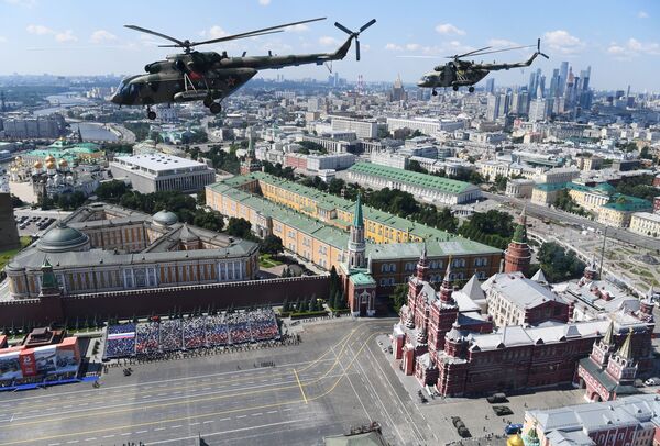 هلیکوپتر چند منظوره می - 8 روسی در رژه نظامی بزرگداشت از75مین سالگرد پیروزی بر فاشیسم - اسپوتنیک افغانستان  