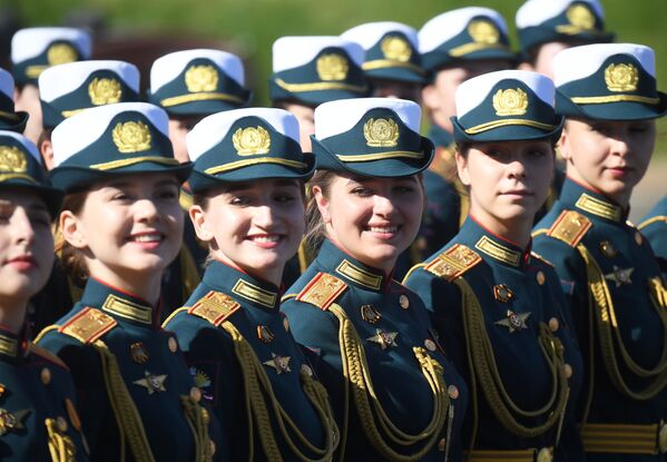 نظامیان ارتش روسیه  در رژه نظامی بزرگداشت از75مین سالگرد پیروزی بر فاشیسم در میدان سرخ مسکو - اسپوتنیک افغانستان  