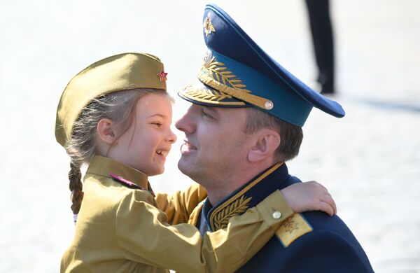 معاون و  رئیس دفتر وزیر دفاع فدراسیون روسیه یوری سادوفنکو در رژه پیروزی در مسکو - اسپوتنیک افغانستان  