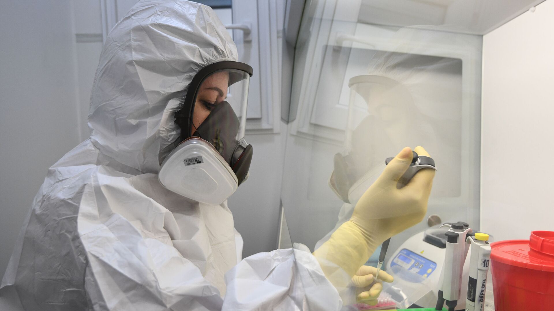 Медицинский работник демонстрирует работу передвижной лаборатории по диагностике и профилактике новой коронавирусной инфекции COVID-19 - اسپوتنیک افغانستان  , 1920, 19.09.2022