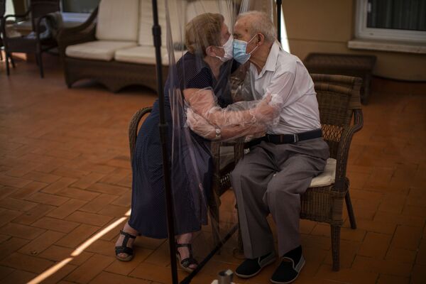 دیدار دو سالمند عاشق در اسپانیا - اسپوتنیک افغانستان  
