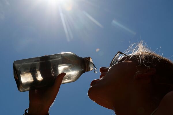 یک زن درحال نوشیدن آب در بروکسل پایتخت بلجیم - اسپوتنیک افغانستان  
