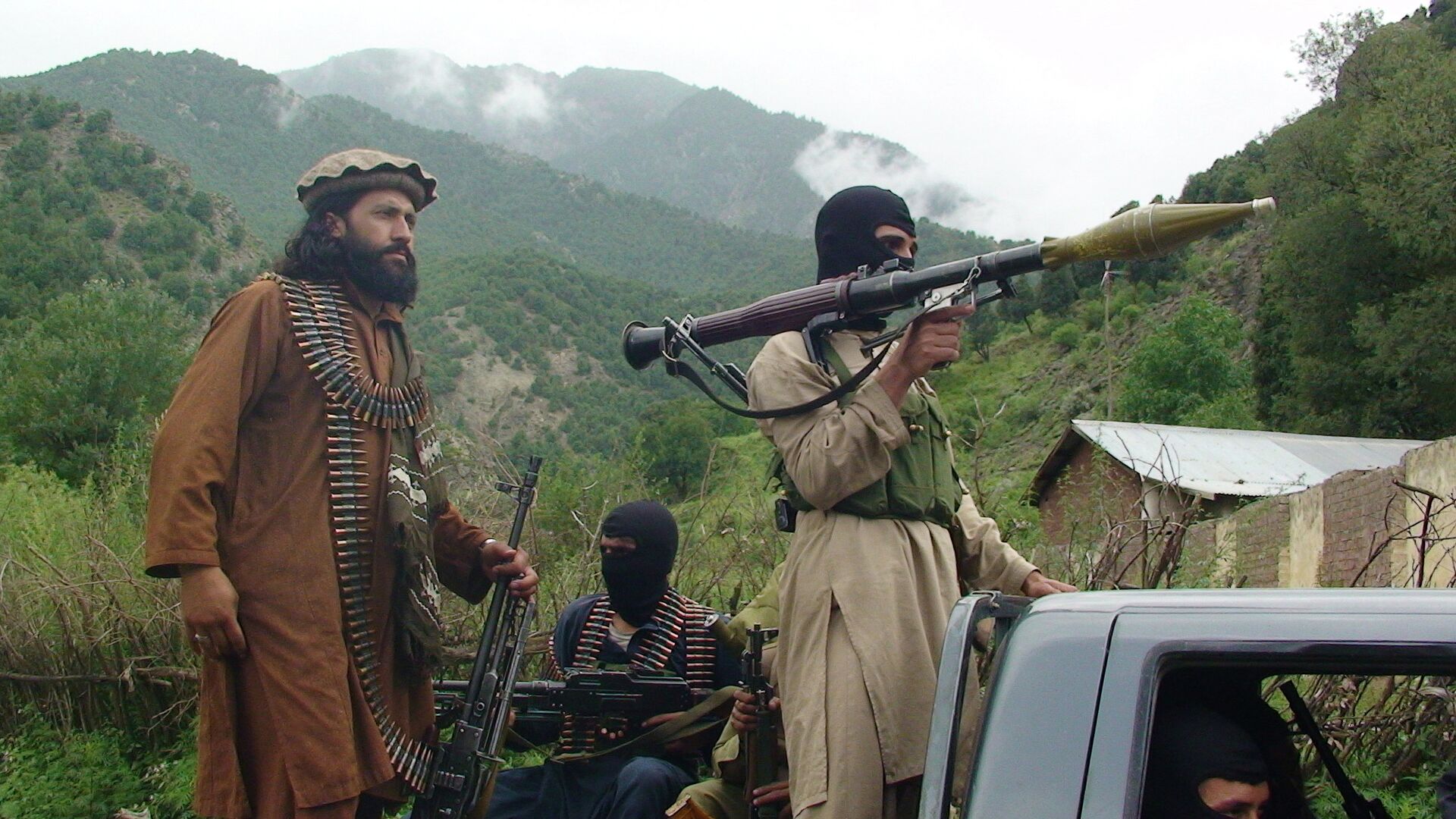 Pakistani Taliban patrol in their stronghold of Shawal in Pakistani tribal region of South Waziristan - اسپوتنیک افغانستان  , 1920, 02.06.2022