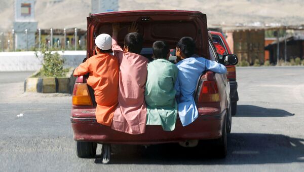 پسران نوجوان افغان  بازیچه سربازان بچه‌باز - اسپوتنیک افغانستان  