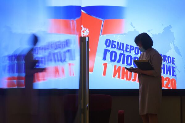 زنی با ماسک در مرکز اطلاعاتی کمیسیون انتخاباتی روسیه در مسکو
 - اسپوتنیک افغانستان  
