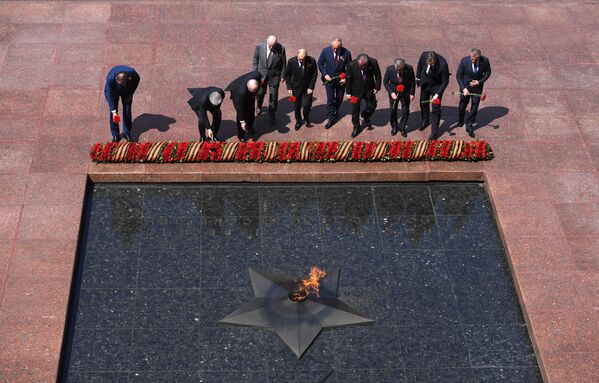 رئیس جمهور روسیه ولادیمیر پوتین در مراسم اهدای گل به مقبره سربازان گمنام در مسکو - اسپوتنیک افغانستان  