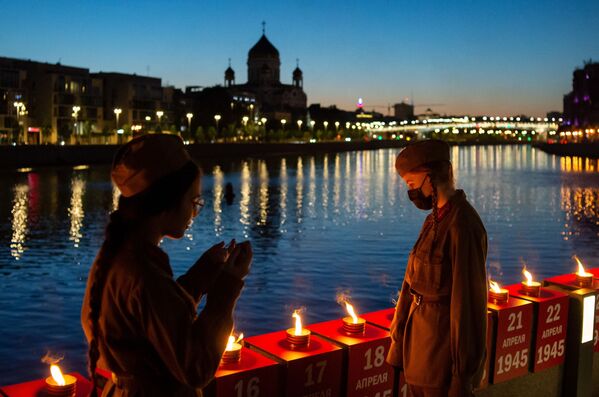 داوطلبین 1418 شمع را در مسکو به یاد جنگ جهانی روشن کردند - اسپوتنیک افغانستان  
