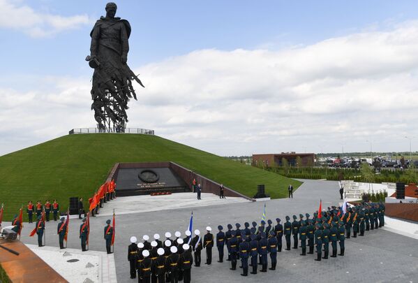 مراسم افتتاح بنای یادبود از سربازان شوروی - اسپوتنیک افغانستان  