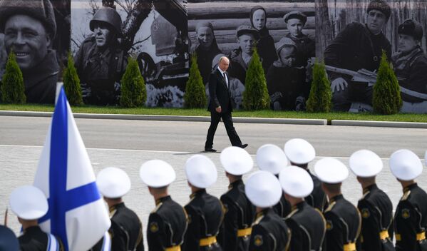 ولادیمیر پوتین در مراسم افتتاح بنای یادبود از سربازان شوروی - اسپوتنیک افغانستان  
