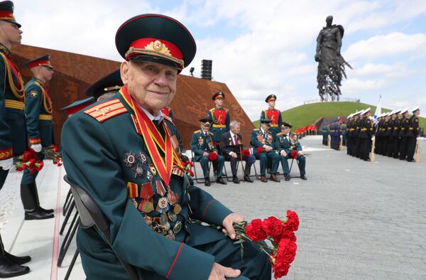 سابقه دار جنگ در مراسم افتتاح بنای یادبود از سربازان شوروی - اسپوتنیک افغانستان  