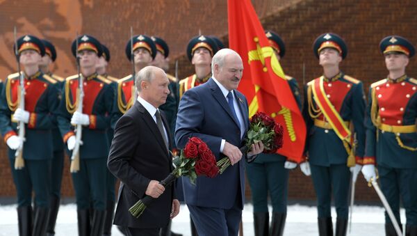 ولادیمیر پوتین و الکساندر لوکاشنکو در مراسم افتتاح بنای یادبود از سربازان شوروی - اسپوتنیک افغانستان  