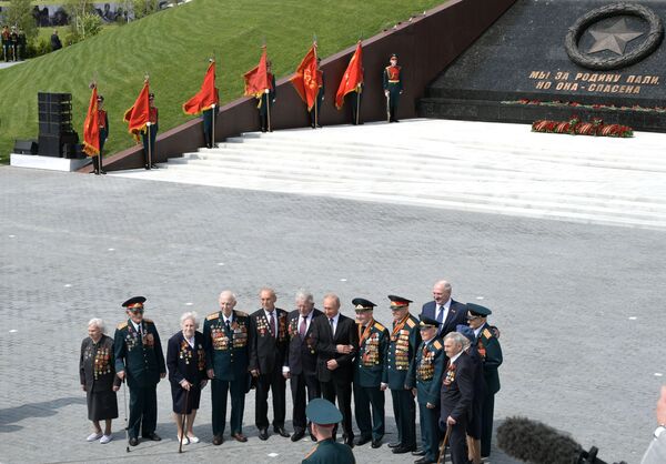   ولادیمیر پوتین و الکساندر لوکاشنکو در مراسم افتتاح بنای یادبود از سربازان شوروی - اسپوتنیک افغانستان  