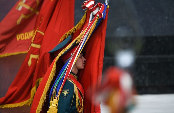 نظامیان ارتش روسیه در مراسم افتتاح بنای یادبود از سربازان شوروی  - اسپوتنیک افغانستان  