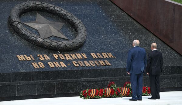 مراسم افتتاح یک بنای یادبود از سربازان شوروی توسط سران روسیه و بلاروس - اسپوتنیک افغانستان  