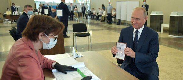 رئیسجمهور پوتین در رایگیری در مورد اصلاحات قانون اساسی روسیه شرکت نمود رئیسجمهور پوتین در رایگیری در مورد اصلاحات قانون اساسی روسیه شرکت نمود - اسپوتنیک افغانستان