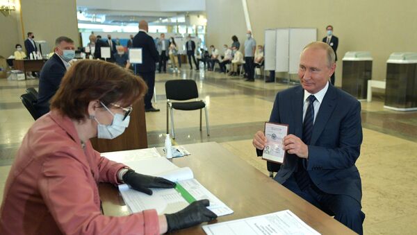 رئیس‌جمهور پوتین در رای‌گیری در مورد اصلاحات قانون اساسی روسیه شرکت نمود  - اسپوتنیک افغانستان  
