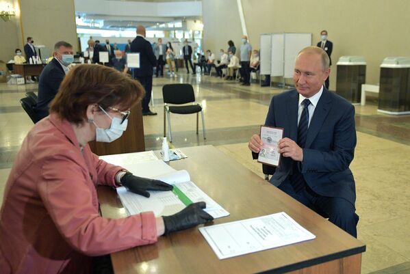 امروز آقای ولادیمیر پوتین همچنان در رای گیری در مورد تغییر قانون اساسی روسیه شرکت نمود.
 - اسپوتنیک افغانستان  