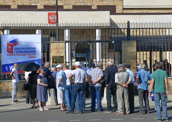 صف کشیدن مردم پشت دروازه یکی از مراکز رای‌دهی برای اصلاحات قانون اساسی روسیه - اسپوتنیک افغانستان  