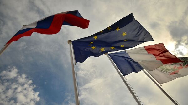 Флаги России, ЕС, Франции и герб Ниццы на набережной Ниццы - اسپوتنیک افغانستان  