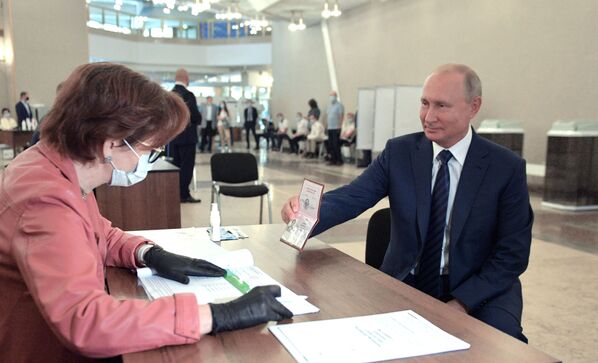رئیس‌جمهور پوتین در رای‌گیری در مورد اصلاحات قانون اساسی روسیه شرکت نمود - اسپوتنیک افغانستان  