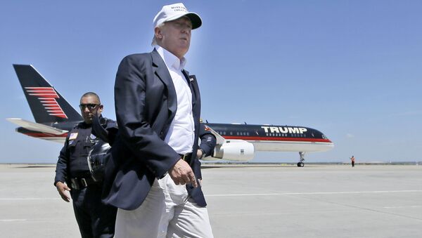 Republican presidential hopeful Donald Trump walks the tarmac before boarding his campaign plane to depart from Laredo, Texas, Thursday, July 23, 2015 - اسپوتنیک افغانستان  