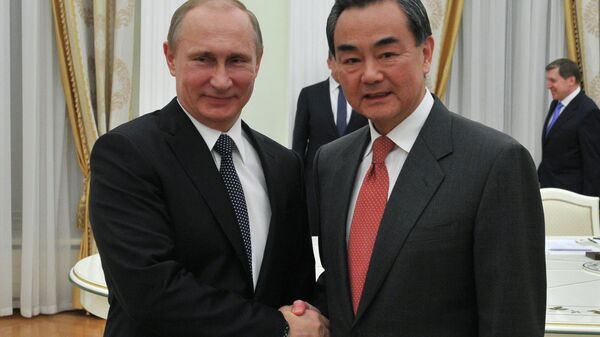Chinas Außenminister Wang Yi in Moskau bei einem Treffen mit Wladimir Putin  - اسپوتنیک افغانستان  