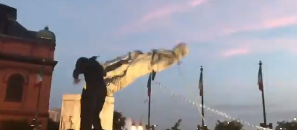 معترضان در امریکا مجسمه کریستف کلمب را تخریب کردند معترضان در امریکا مجسمه کریستف کلمب را تخریب کردند - اسپوتنیک افغانستان