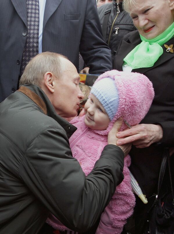 بوسه های شخصیت های معروف سیاسی
ولادیمیر پوتین، رئیس جمهور روسیه. - اسپوتنیک افغانستان  