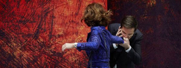 بوسه های شخصیت های معروف سیاسی
مارک روته نخست وزیر نیدرلند و آنوچکا میلتنبورگ، رئیس پارلمان. - اسپوتنیک افغانستان  
