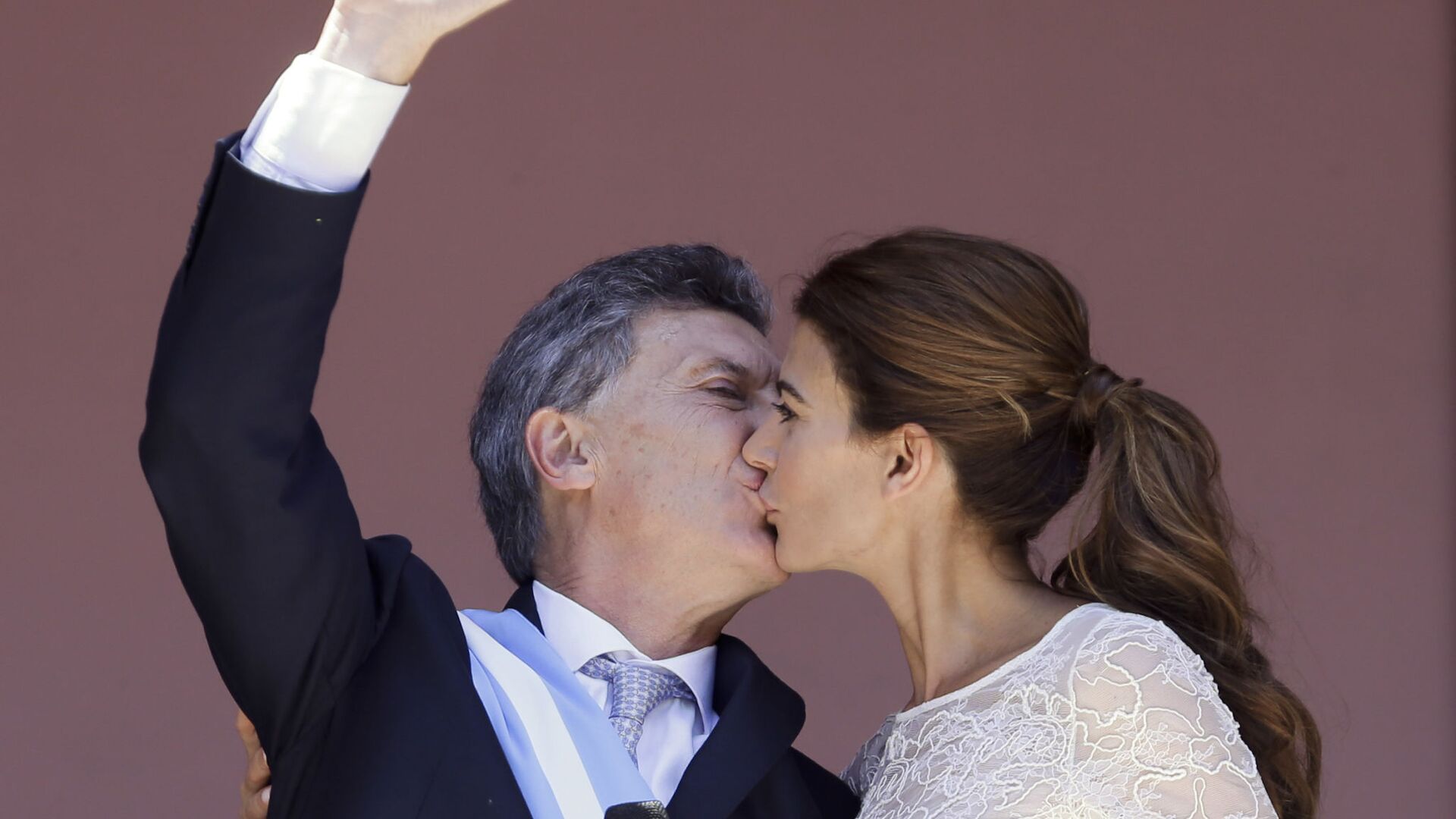Президент Аргентины Маурисио Макри целует свою жену на балконе, 2015 год  - اسپوتنیک افغانستان  , 1920, 27.06.2022