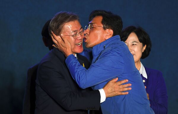 بوسه مون جا این، کاندید ریاست جمهوری در کوریای جنوبی
 - اسپوتنیک افغانستان  