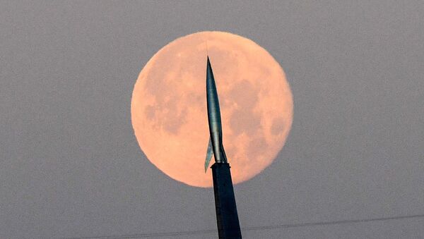 موزیم فضانوردی مسکو در زمینه قرص کامل ماه.
 - اسپوتنیک افغانستان  