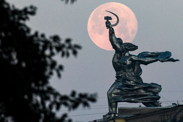 قرص کامل ماه سرخرنگ در آسمان مسکو . - اسپوتنیک افغانستان  