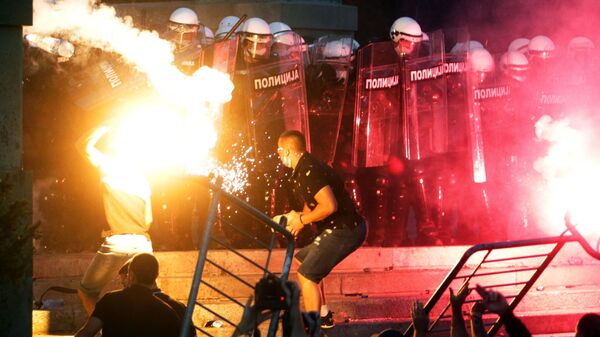 Участники протестов и полицейские в Белграде после введения комендантского часа - اسپوتنیک افغانستان  