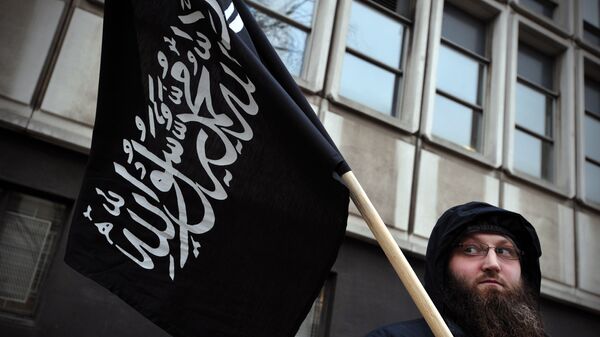 A Muslim protester with an Islamic flag in central London - اسپوتنیک افغانستان  