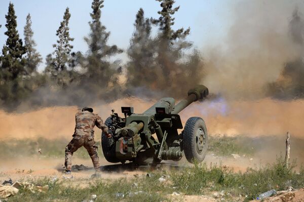 ارتش سوریه در حال شلیک کردن از هویتزر D-30 به مواضع شبه نظامیان در حومه  پالمیرا در سوریه - اسپوتنیک افغانستان  