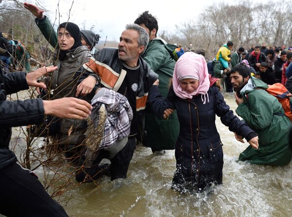 عبور  پناهندگان و مهاجران از رودخانه به مقدونیه - اسپوتنیک افغانستان  