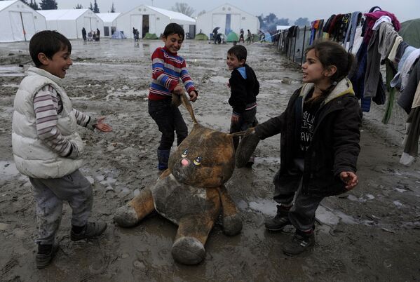 بازی کودکان مهاجر در کمپ مهاجرین در سرحد یونان- مقدونیه - اسپوتنیک افغانستان  