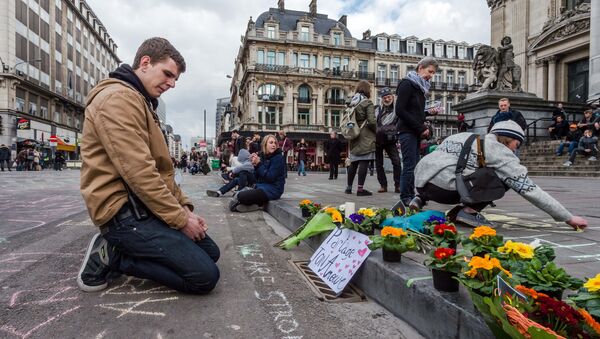 شاخه های گل در بروکسل برای گرامی داشت یادبود کشته شدگان حملات تروریستی - اسپوتنیک افغانستان  