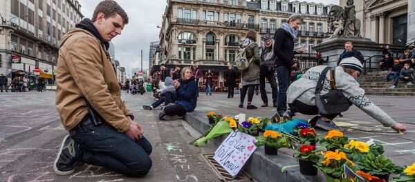 شاخه های گل در بروکسل برای گرامی داشت یادبود کشته شدگان حملات تروریستی شاخه های گل در بروکسل برای گرامی داشت یادبود کشته شدگان حملات تروریستی - اسپوتنیک افغانستان