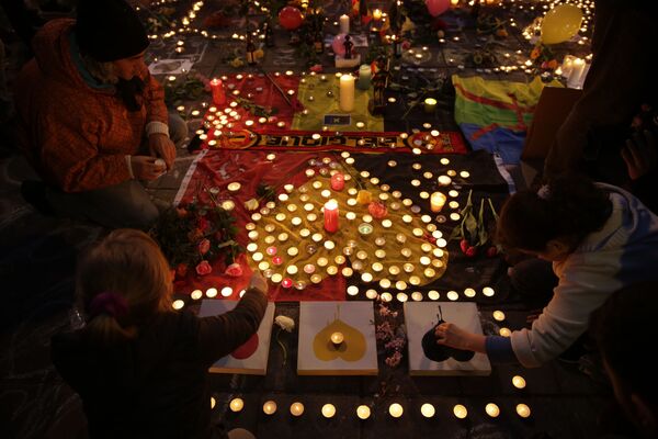 گل ها و شمع ها در بروکسل برای بزرگداشت یادبود کشته شدگان در نتیجه حملات تروریستی - اسپوتنیک افغانستان  