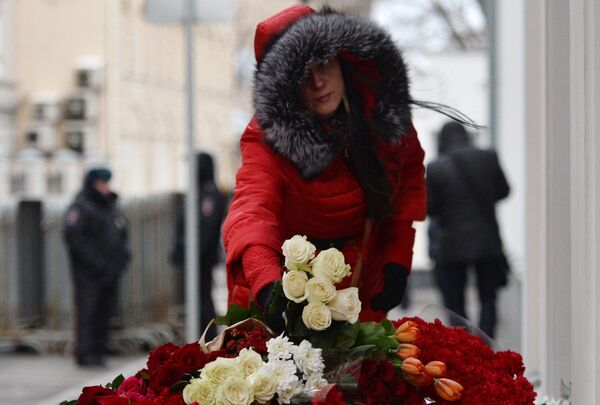 مراسم یادبود کشته شدگان در انفجارات بروکسل در مقابل سفارت بلجیم در مسکو - اسپوتنیک افغانستان  