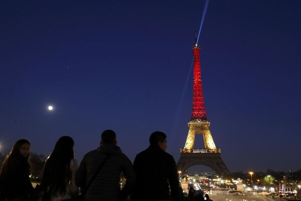برج ایفل پاریس به رنگ های بیرق بلجیم - اسپوتنیک افغانستان  