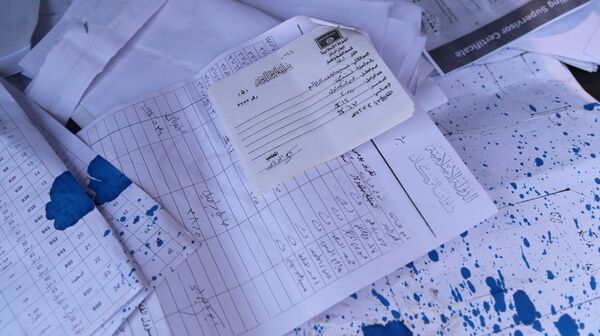 بارنامه های استخراج نفت که تروریست ها در شهر الشدادی جا گذاشتند. در بالا مهر داعش دیده می شود. بارنامه های استخراج نفت که تروریست ها در شهر الشدادی جا گذاشتند. در بالا مهر داعش دیده می شود. - اسپوتنیک افغانستان