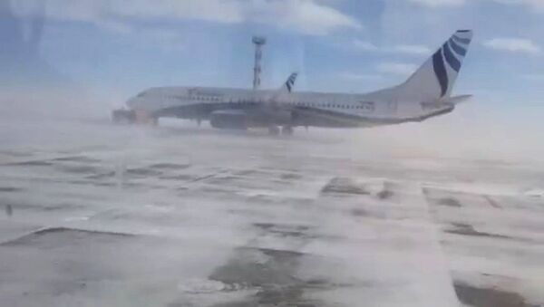 باد شدید هواپیمای مسافربری بوئینگ 737 را در شهر نوریلسک روسیه چرخاند - اسپوتنیک افغانستان  
