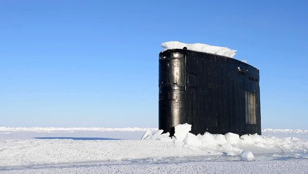 زیردریایی اتمی آمریکا از زیر یخ ضخیم قطب شمال بیرون می آید - اسپوتنیک افغانستان  